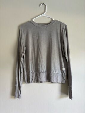 Vuori Long Sleeve Crewneck Tee in Heather Gray